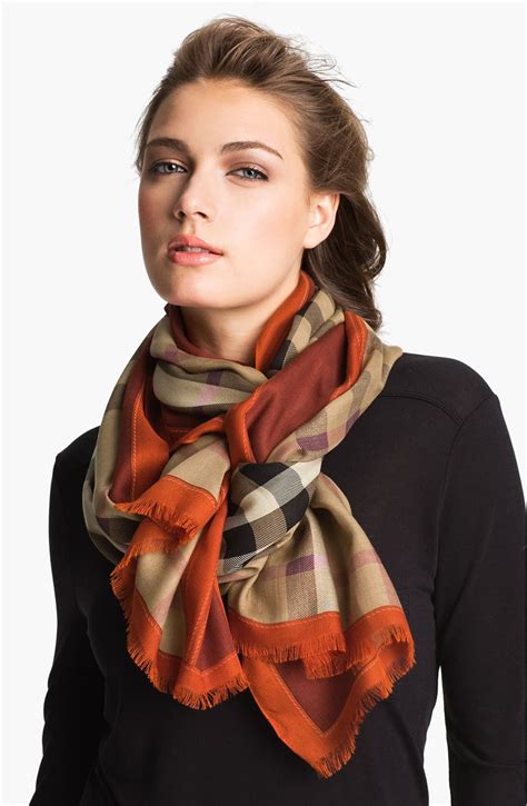how to wear burberry scarf